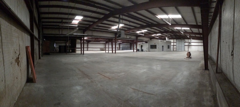 More Photos Of 440 N Broadway St, Joshua Manufacturing For Lease