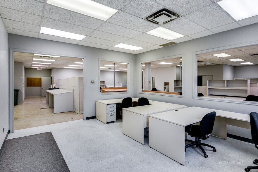 More Photos Of 9850-9852 Rue Verville, Montréal Light Distribution For Sale