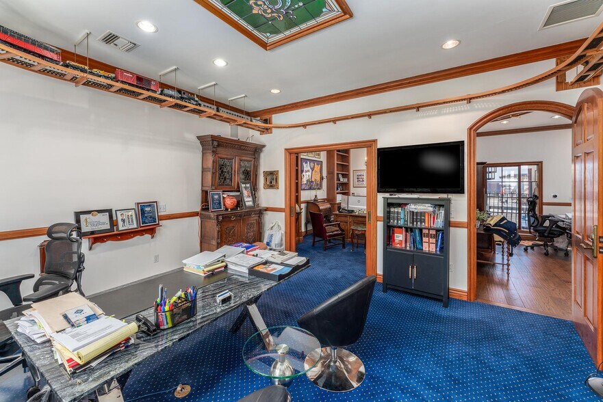 More Photos Of 8752 Holloway Dr, West Hollywood Office For Sale