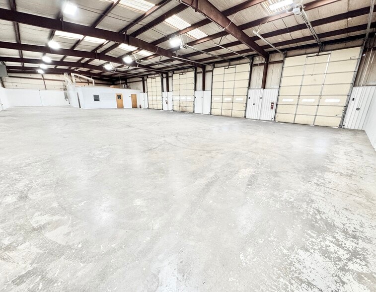 More Photos Of 3920 NW 8th St, Oklahoma City Warehouse For Lease