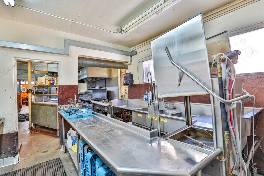 More Photos Of CA-2, La Cañada Flintridge General Retail For Sale