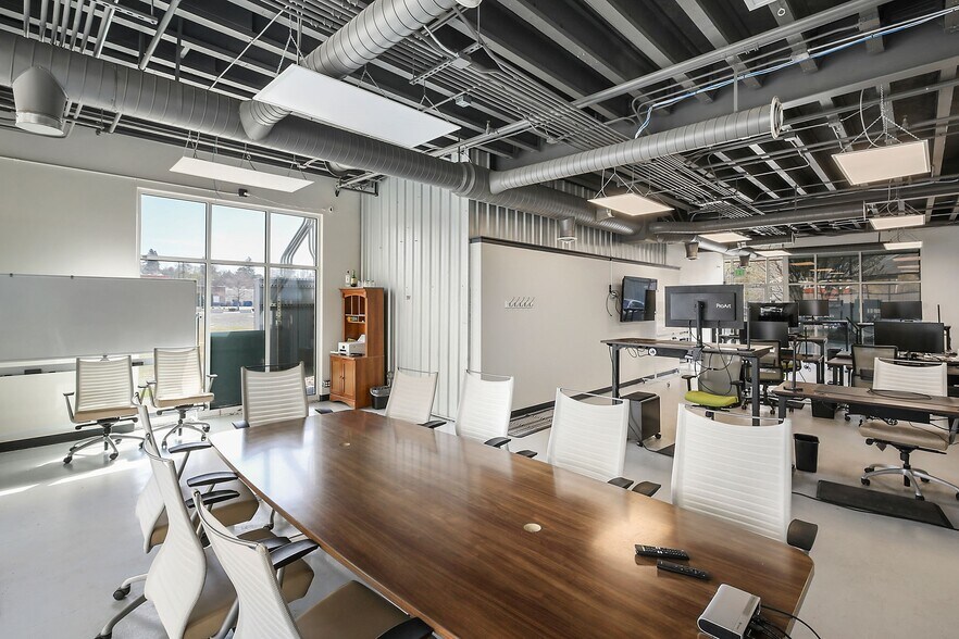 More Photos Of 317 W 6th St, Moscow Storefront Retail Office For Lease