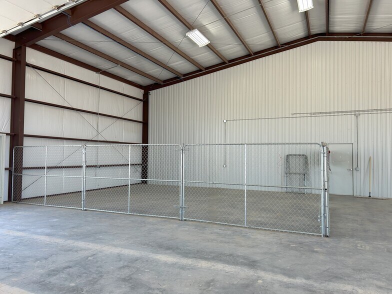 More Photos Of 1463 Oil Mill Rd, Pecos Warehouse For Lease