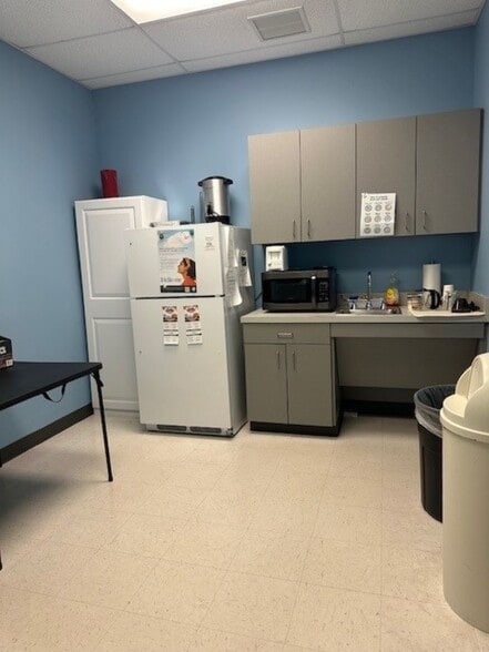 More Photos Of 4170 Lafayette Center Dr, Chantilly Light Distribution For Lease