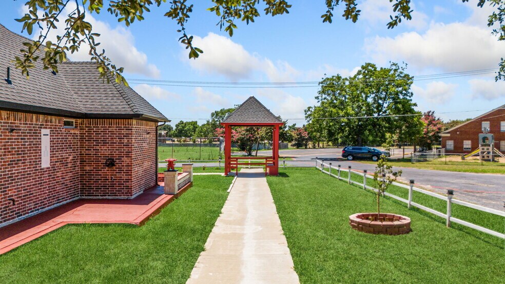 More Photos Of 703 E Oates Rd, Garland Unknown For Lease