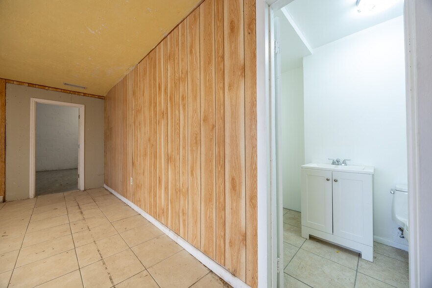 More Photos Of 683 W 26th St, Hialeah Service For Sale