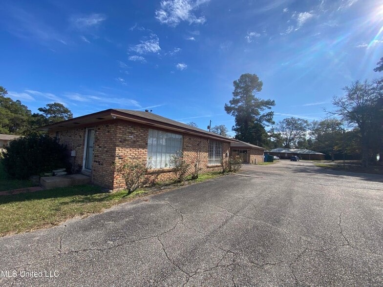 More Photos Of 404 Frontage Dr E, Wiggins Hotel For Sale