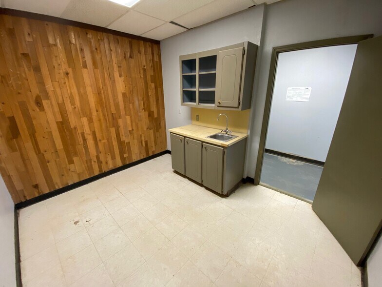 More Photos Of 7648 E 46th Pl, Tulsa Office For Sale