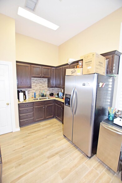 More Photos Of 327 SE Loop 338, Odessa Flex For Lease