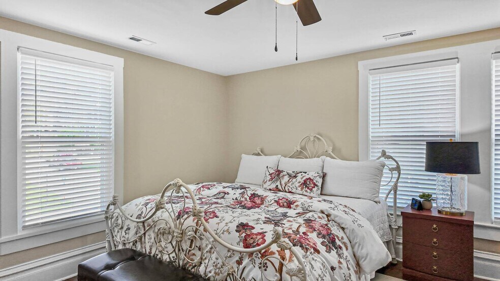 More Photos Of 323 Ballengee St, Hinton Office For Sale