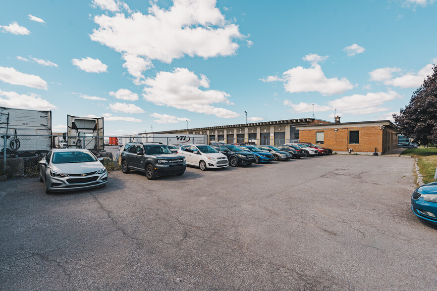 More Photos Of 700 Montée de Liesse, Montréal Distribution For Sale