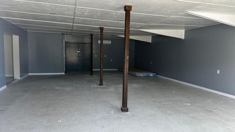 More Photos Of 430 E Broad St, Smithville Showroom For Sale