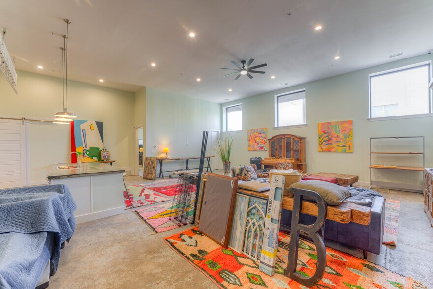 More Photos Of 405 Monroe Ave, Memphis Showroom For Sale