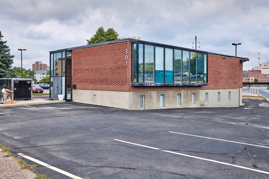 More Photos Of 307 E Center St, Rochester Office For Sale