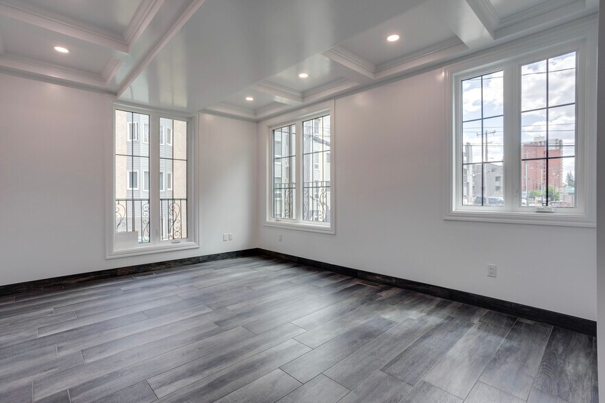 More Photos Of 11833 102 Ave NW, Edmonton Medical For Sale