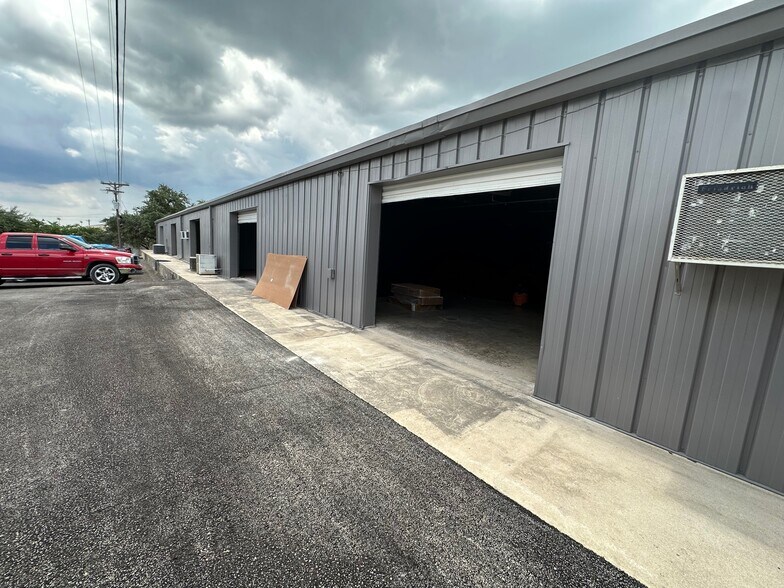 More Photos Of 691 La Buena Vista Dr, Wimberley Warehouse For Lease
