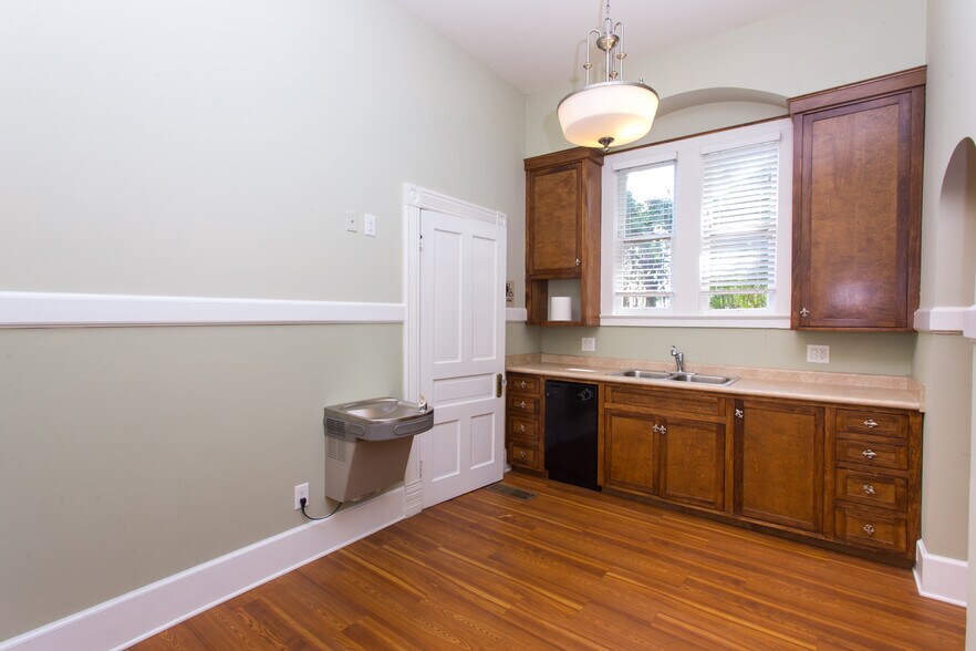 More Photos Of 921 N Palafox St, Pensacola Office For Sale