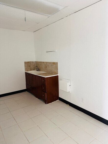 More Photos Of 11102 N Stratford Dr, Oklahoma City Office For Sale