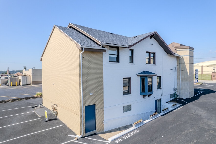 More Photos Of 2120 Freeport Rd, New Kensington Office For Lease