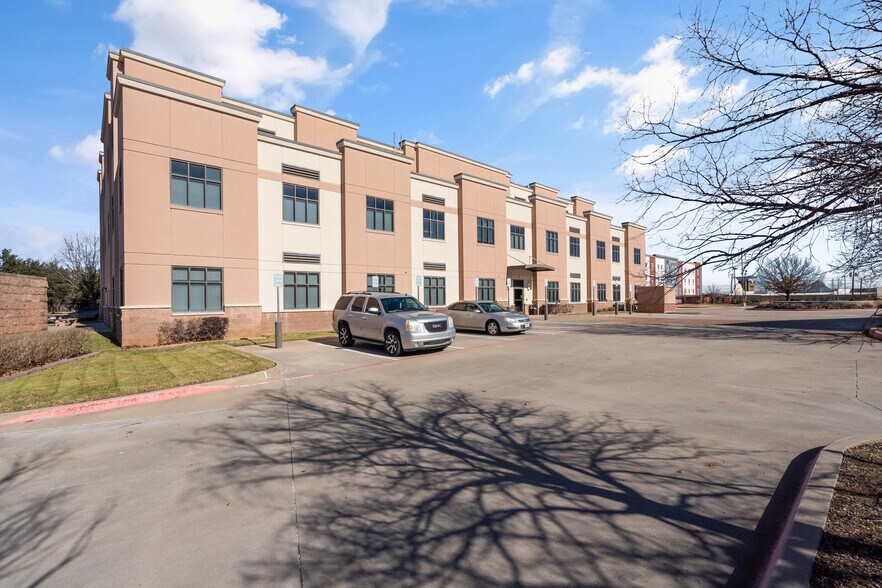 More Photos Of 809 W Harwood Rd, Hurst Medical For Lease