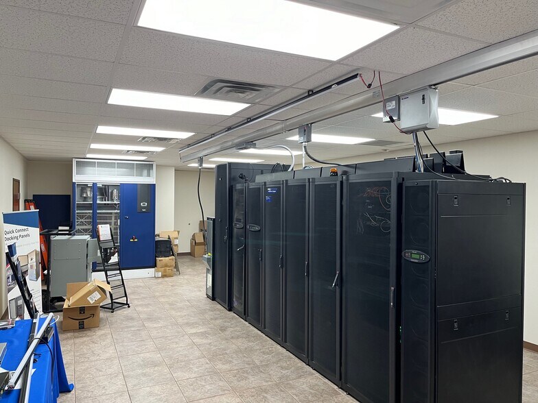 More Photos Of 1733 Universal City Blvd, Universal City Flex For Sale