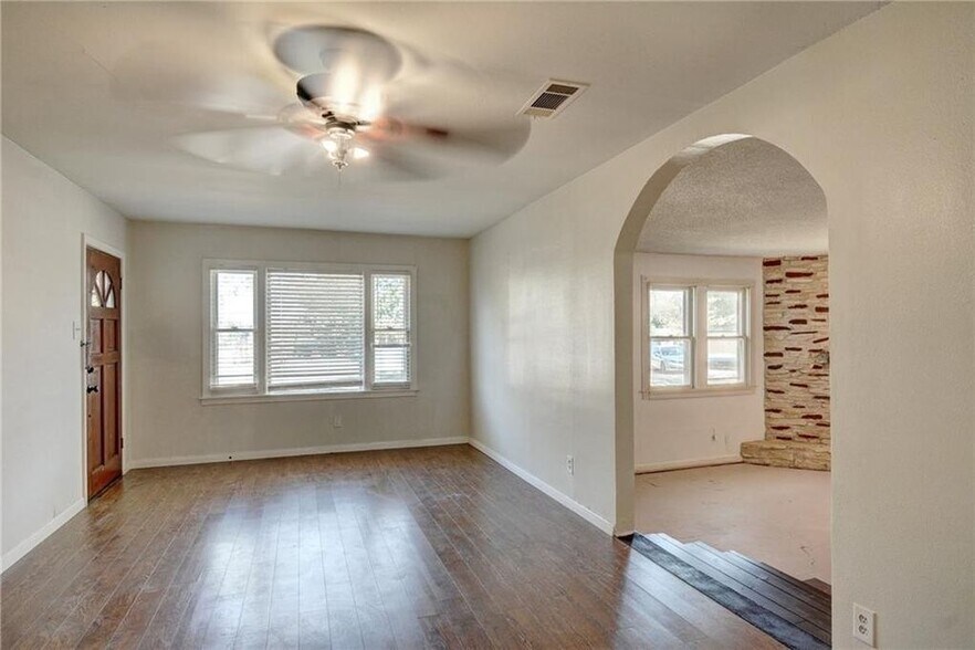 More Photos Of 3905 Prairie Ln, Austin Flex For Sale