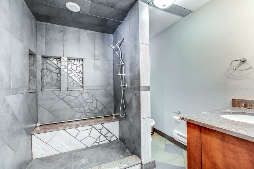More Photos Of 4081 Camelot Cir, Longmont Showroom For Sale
