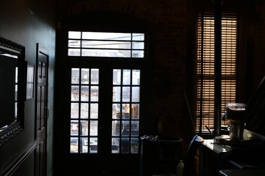 More Photos Of 111 E Erwin St, Tyler Storefront Retail Office For Lease