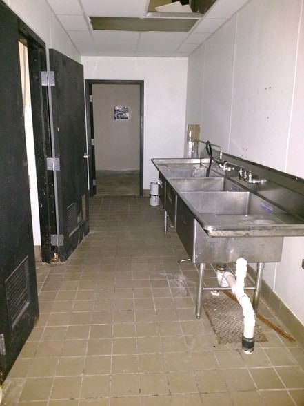 More Photos Of 2055 S Linden Rd, Flint Restaurant For Sale