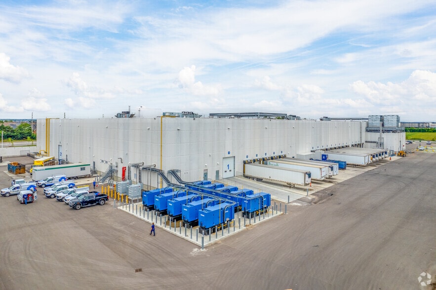 More Photos Of 6885 Langstaff Rd, Vaughan Warehouse For Lease