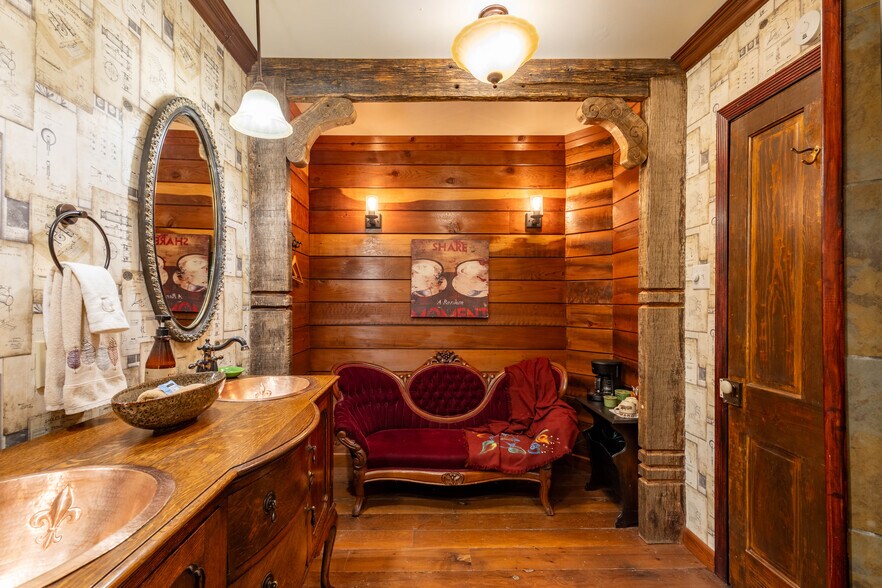 More Photos Of 1092 W Tarleton St, Stephenville Hospitality For Sale