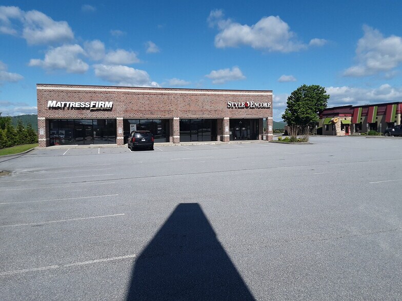 More Photos Of 422 Airport Rd, Arden Storefront For Lease