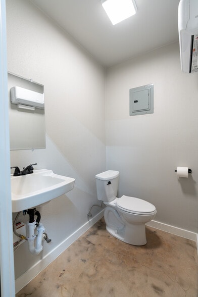 More Photos Of 125 Ken Dr, Sherman Warehouse For Lease