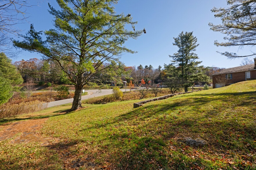 More Photos Of 986 Ransom St, Blowing Rock Hotel For Sale