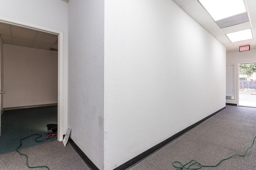 More Photos Of 2900 W Park Row Dr, Pantego Office For Sale