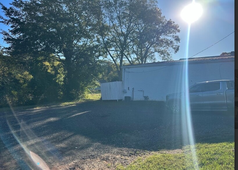 More Photos Of 836 S Broad St, Commerce Freestanding For Sale