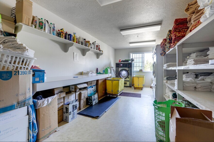 More Photos Of 2019 N Poplar St, Leadville Hotel For Sale