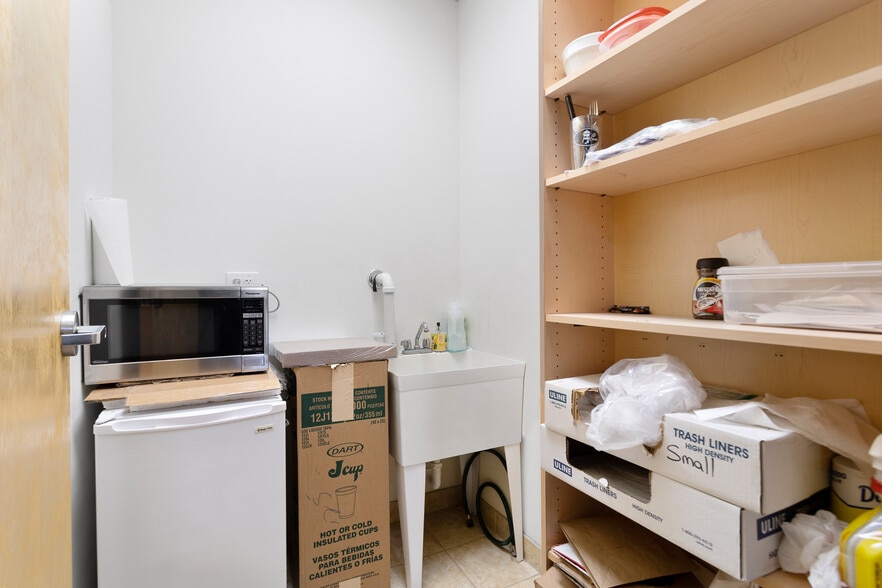 More Photos Of 1 Entin Rd, Clifton Manufacturing For Lease