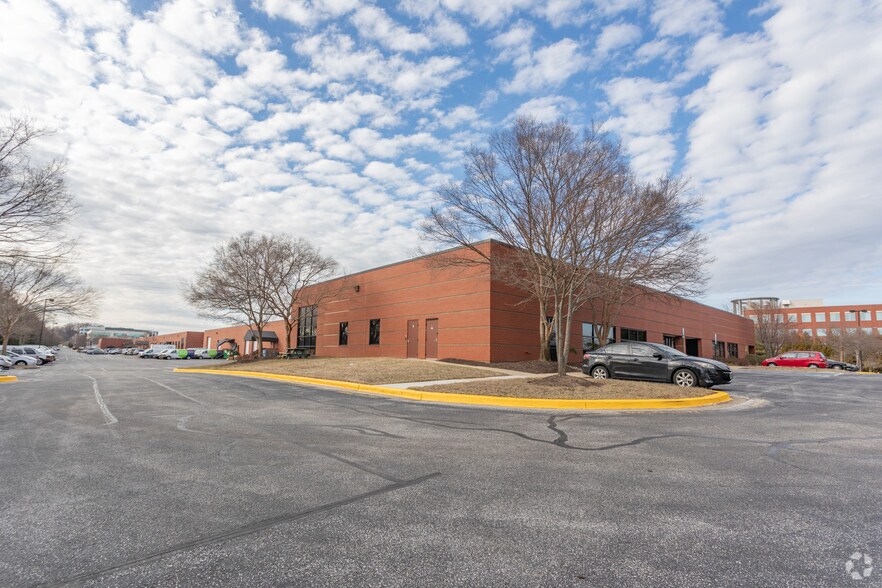 More Photos Of 989 Corporate Blvd, Linthicum Heights Distribution For Lease