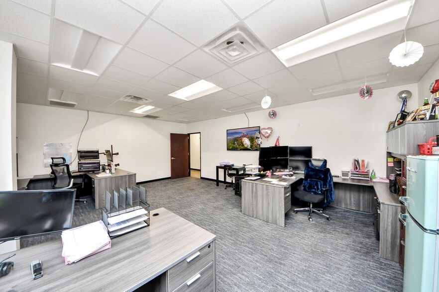 More Photos Of 10814 Woodedge Dr, Houston Warehouse For Sale