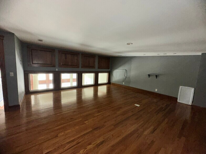 More Photos Of 220 E Main St, Gentry Storefront Retail Office For Lease