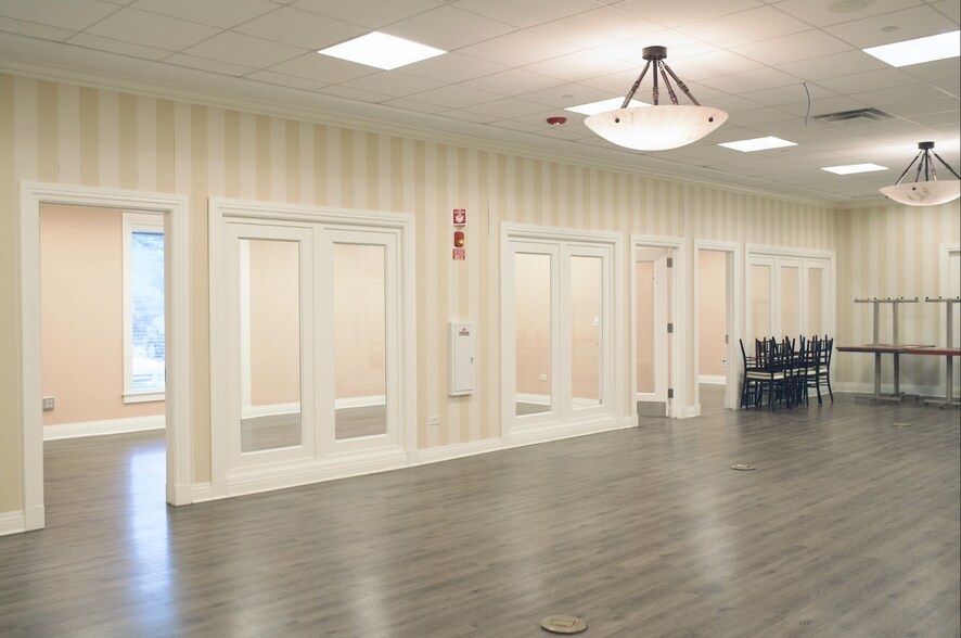 More Photos Of 1350 Lake St, Roselle Office For Lease