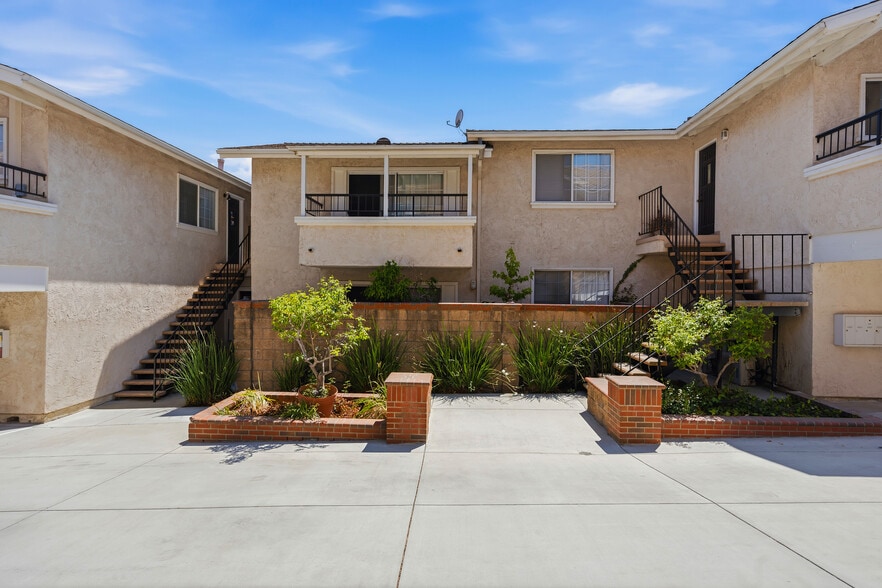 More Photos Of 5302-5304 Colodny Dr, Agoura Hills Apartments For Sale