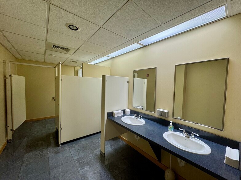 More Photos Of 10 Fox Run Rd, Drums Medical For Lease