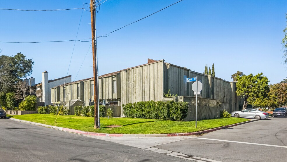 More Photos Of 11607 Acama St, Studio City Apartments For Sale