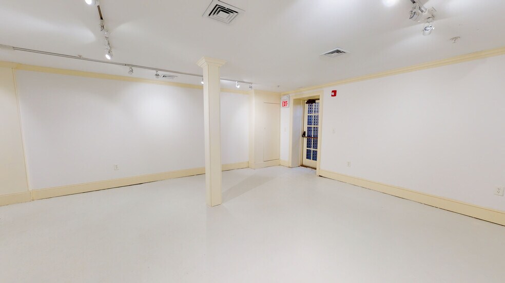 More Photos Of 33 Main St, Nantucket Storefront Retail Office For Sale