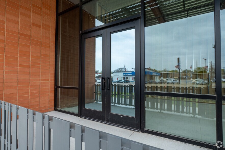 More Photos Of 5325 Airport Blvd, Austin Office For Lease