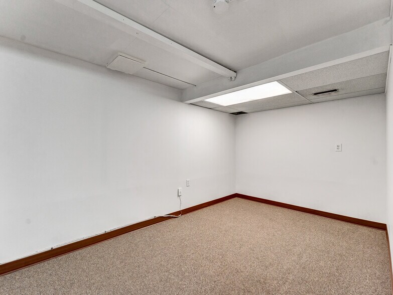More Photos Of 622 3 St SE, Medicine Hat General Retail For Lease