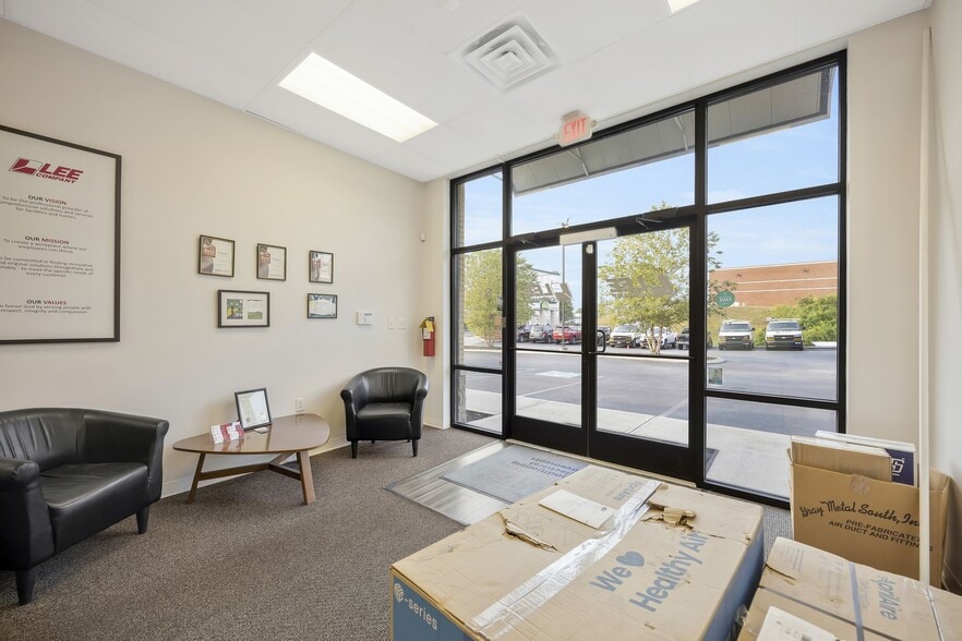 More Photos Of 7308 Shallowford Rd, Chattanooga Storefront Retail Office For Lease