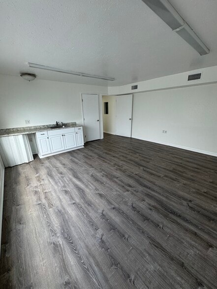 More Photos Of 2655 6th Ave S, Saint Petersburg Manufacturing For Lease